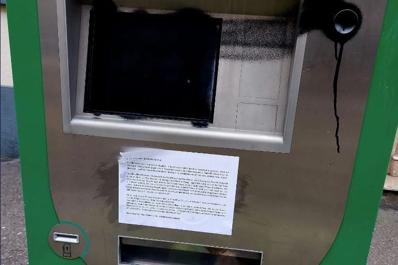 Vandalen besprayen Billettautomaten im Gundeli  – weil sie Gratis-ÖV wollen