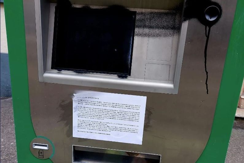 Vandalen besprayen Billettautomaten im Gundeli – weil sie Gratis-ÖV wollen