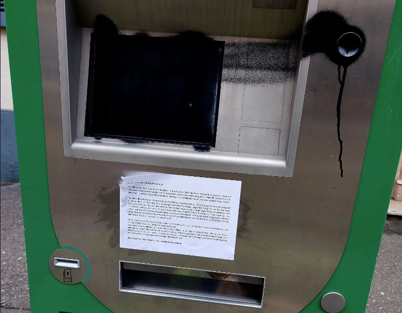 Vandalen besprayen Billettautomaten im Gundeli  – weil sie Gratis-ÖV wollen