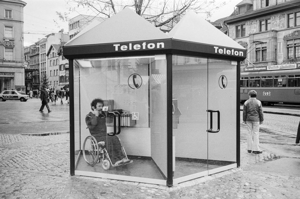 Ab Frühling stehen die alten Telefonkabinen vor der Barfikirche