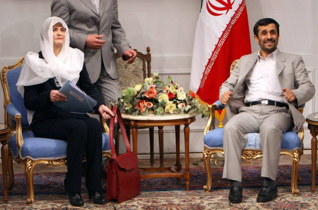 «Ekelhaft!»: Schweizer Botschafterin trägt Kopftuch im Iran und löst Aufschrei aus