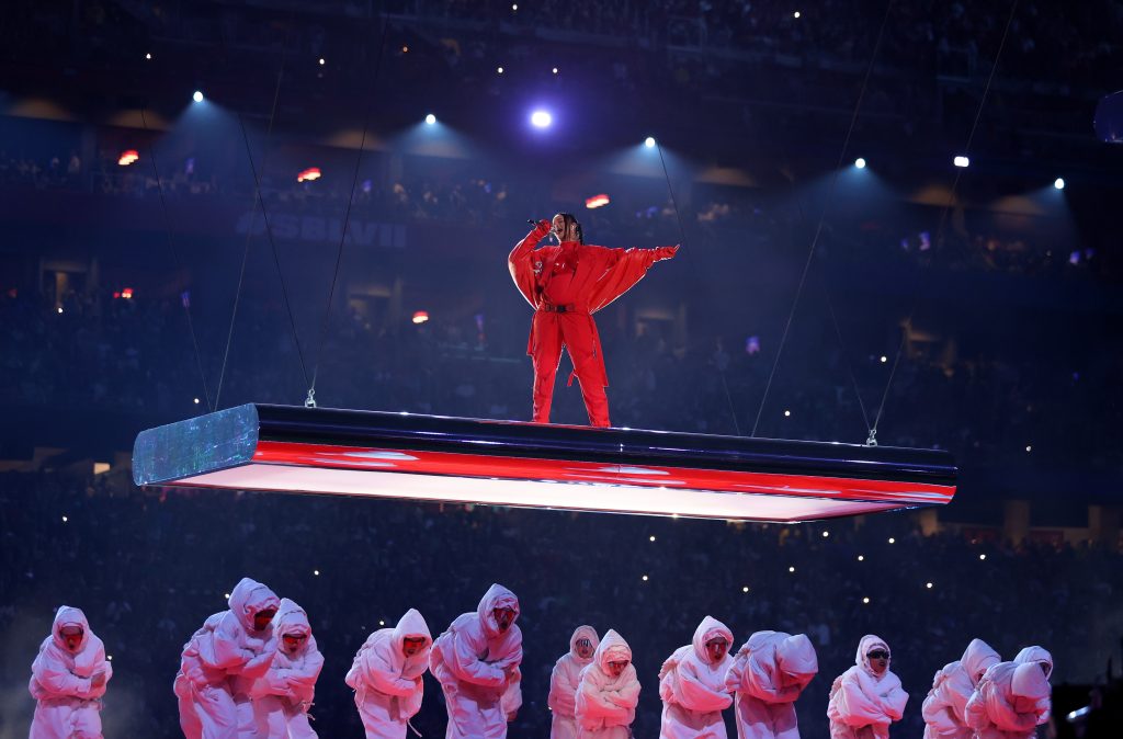 Rihanna schwebt auf einer Bühne durchs Stadion