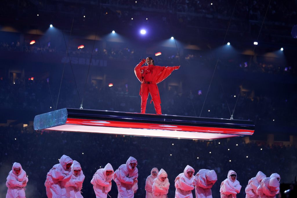 Rihanna schwebt auf einer Bühne durchs Stadion