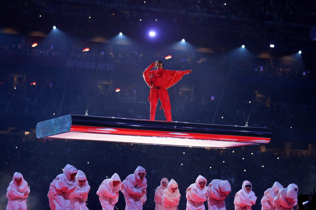 Rihanna schwebt auf einer Bühne durchs Stadion