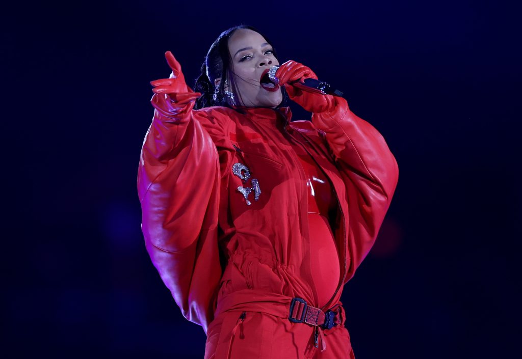 Rihanna schwebt auf einer Bühne durchs Stadion
