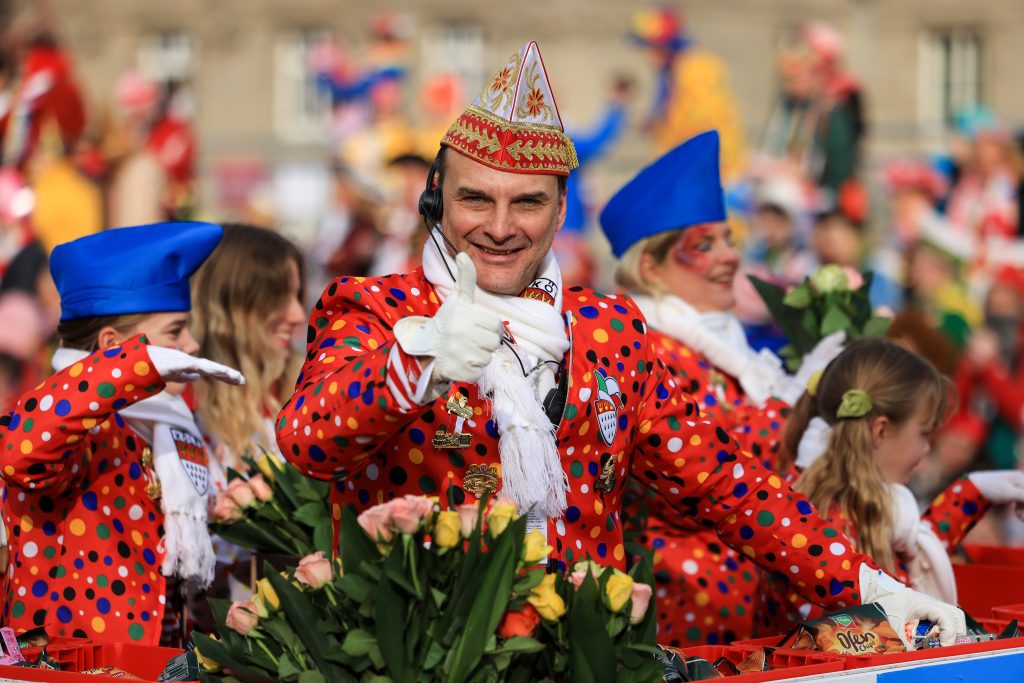 Politisch, bunt und laut: So wurde in Köln Karneval gefeiert