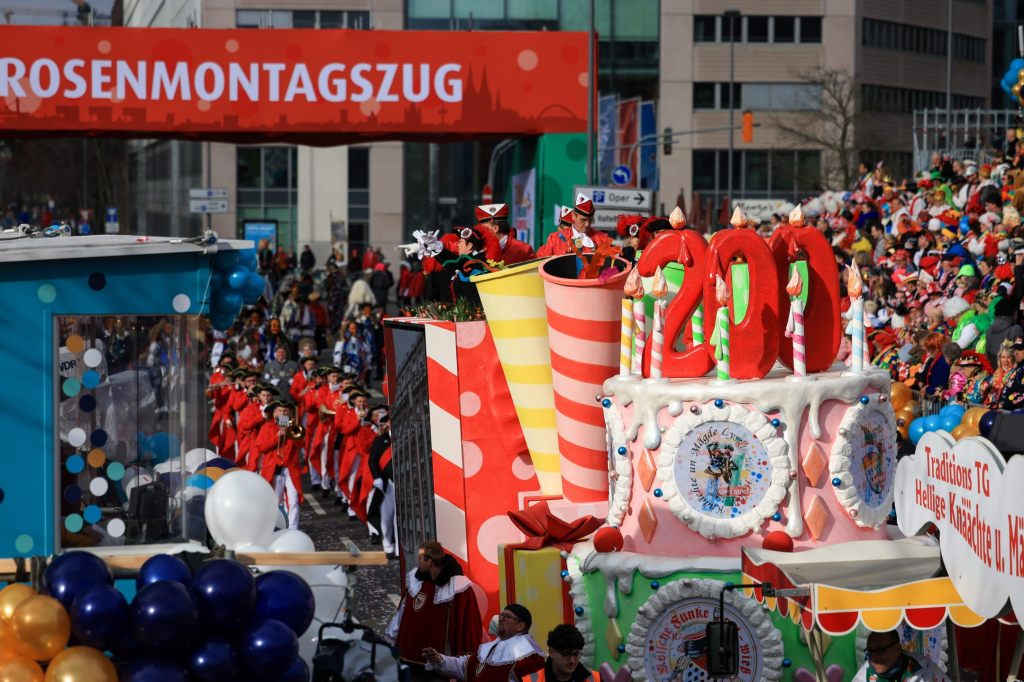 Politisch, bunt und laut: So wurde in Köln Karneval gefeiert