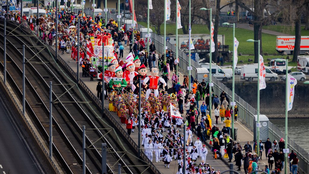 Politisch, bunt und laut: So wurde in Köln Karneval gefeiert