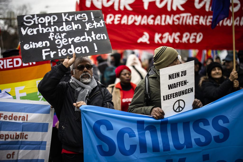 Hunderte demonstrieren in Zürich für ein Ende des Krieges