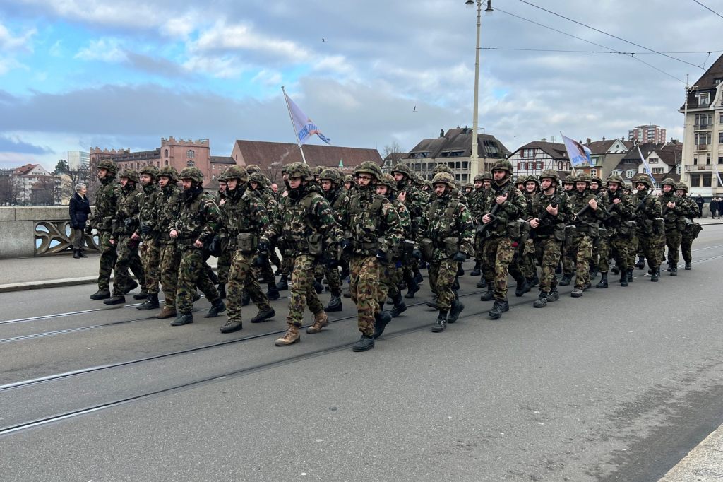 Bataillon marschierte von der Kaserne zum Rathaus