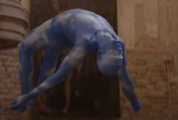 Kunstliebhaber Roger Federer hing als blaue Skulptur von einer Decke