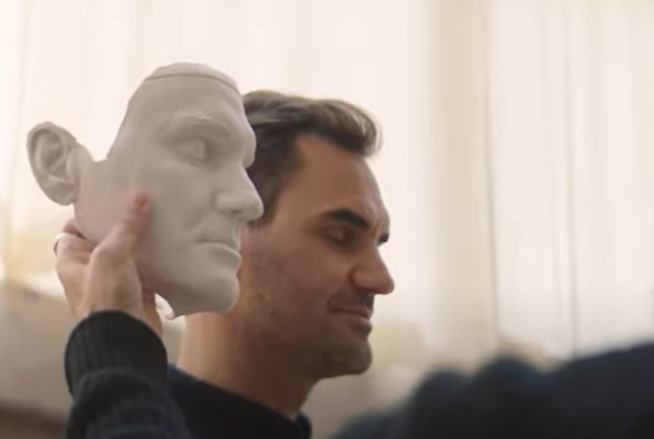 Kunstliebhaber Roger Federer hing als blaue Skulptur von einer Decke