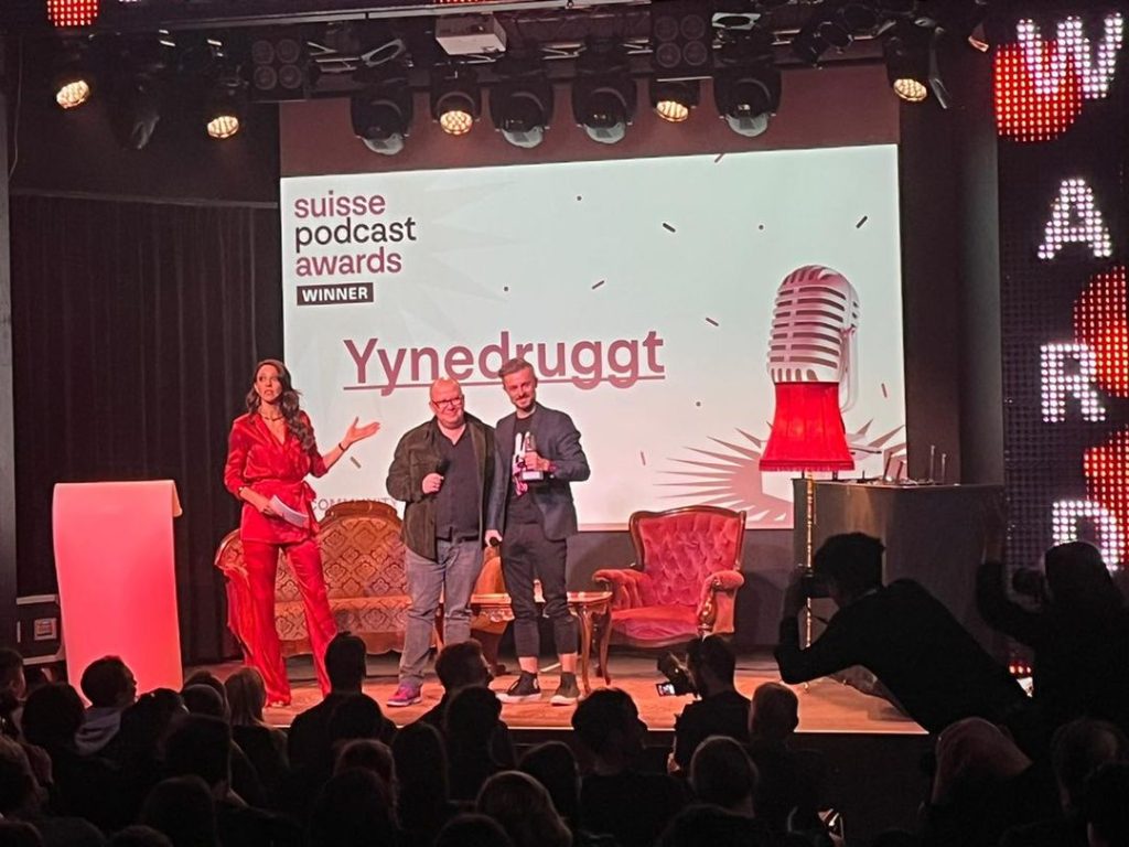 Basler Podcast «Yynedruggt» gewinnt Preis an den Suisse Podcast Awards