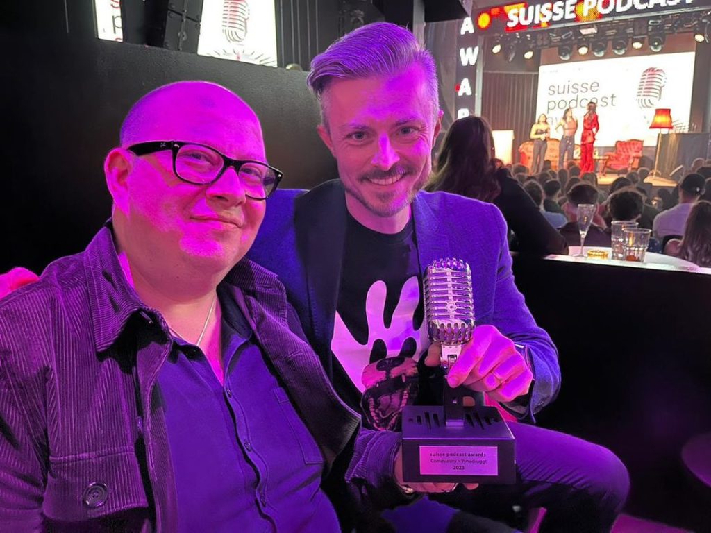 Basler Podcast «Yynedruggt» gewinnt Preis an den Suisse Podcast Awards