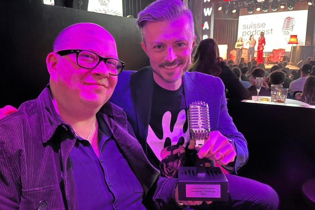 Basler Podcast «Yynedruggt» gewinnt Preis an den Suisse Podcast Awards