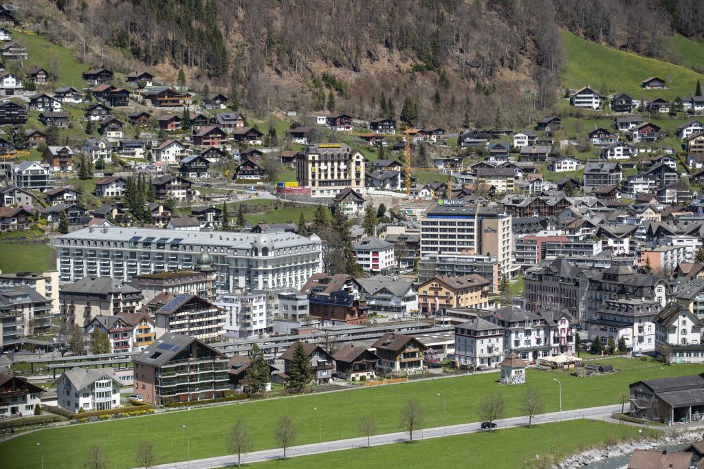Polizei sucht nach Entführung von Ukrainer in Engelberg dunklen SUV