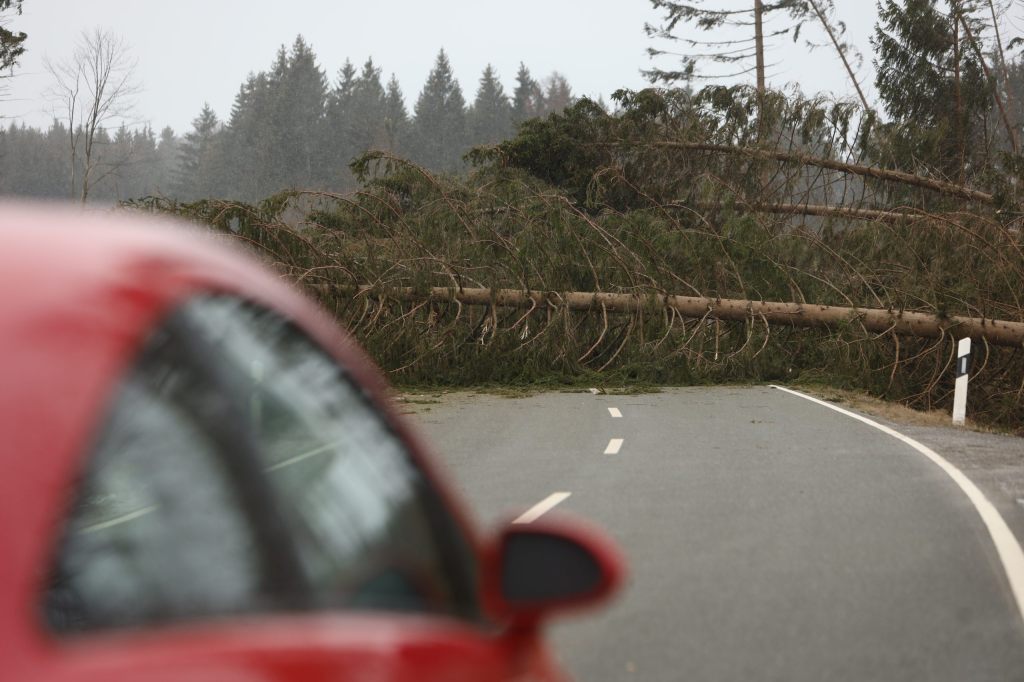 Sturm fegt über die Schweiz und legt Verkehr lahm