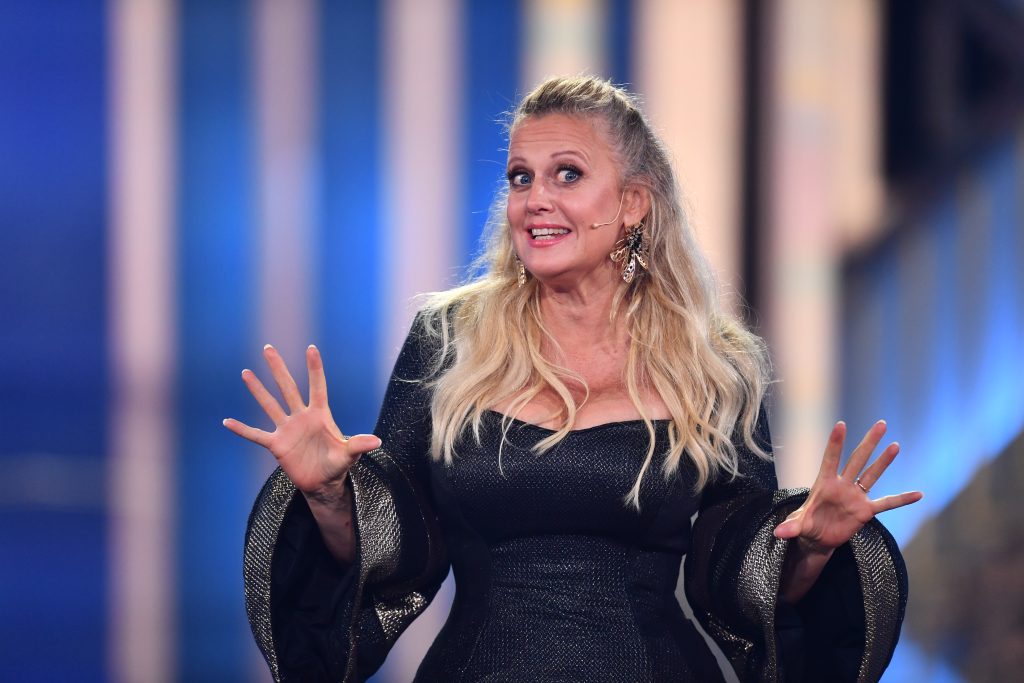 Barbara Schöneberger moderiert den Contest auch für die Schweiz