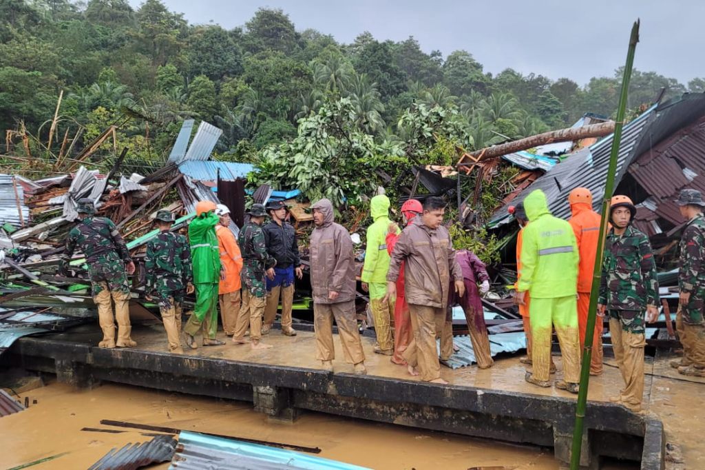 21 Tote nach Erdrutsch auf indonesischer Insel