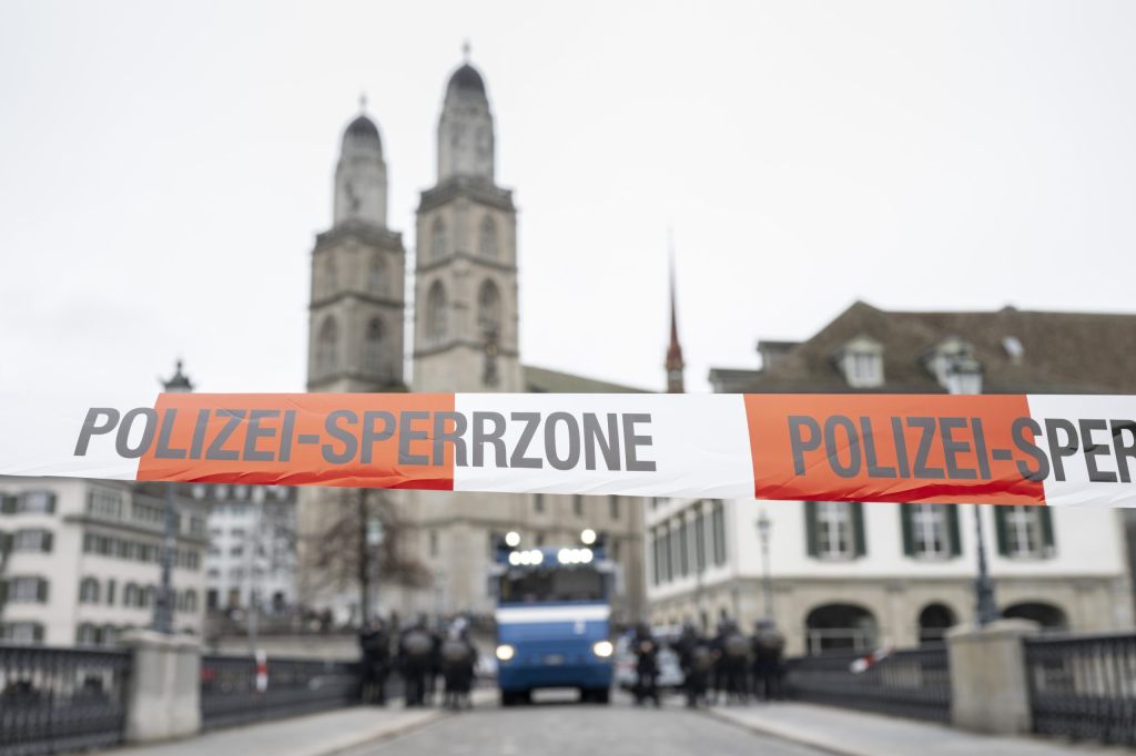 Polizei vor Ort: Fast 2’000 Personen an unbewilligter Frauendemo in Zürich