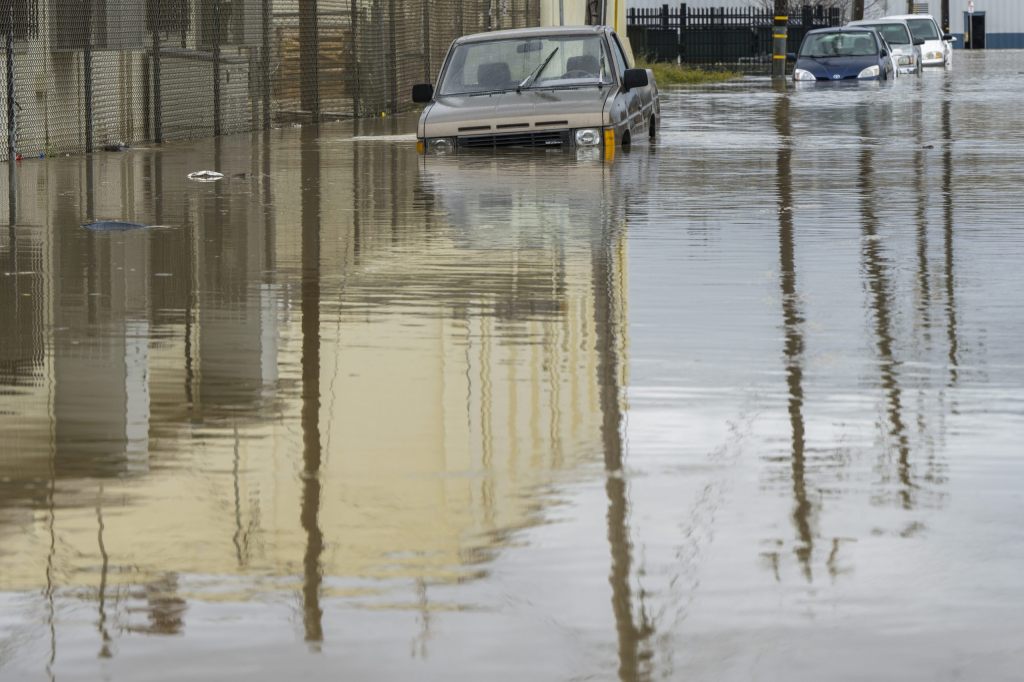 Anwohner evakuiert: Damm an Fluss in Kalifornien bricht