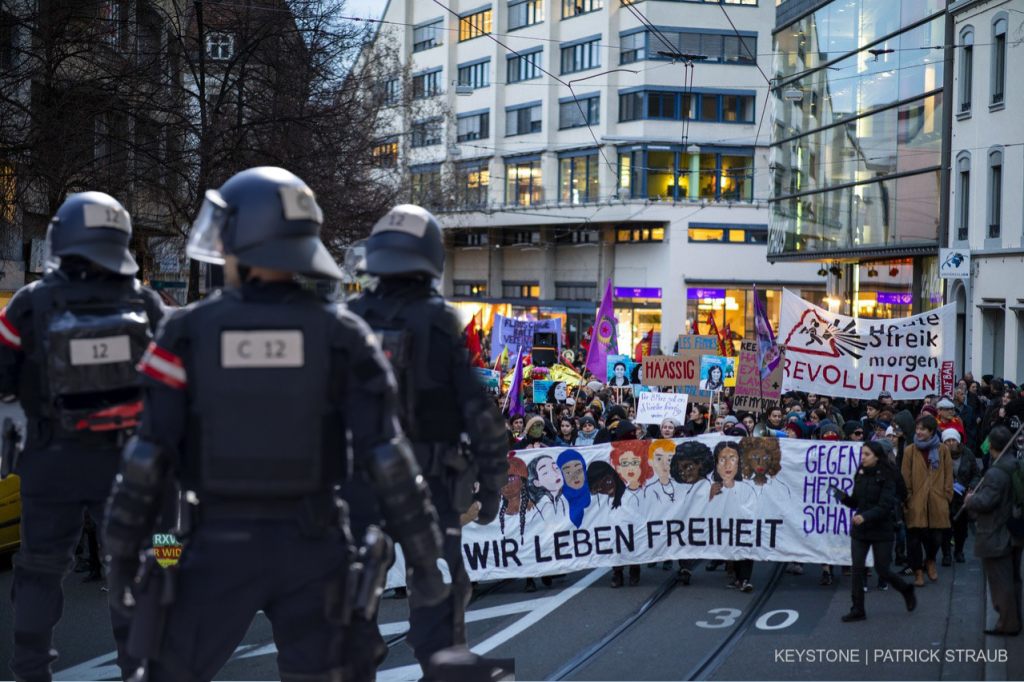 Streit um Polizeigewalt an Frauendemos: Offener Brief fordert radikale Massnahmen