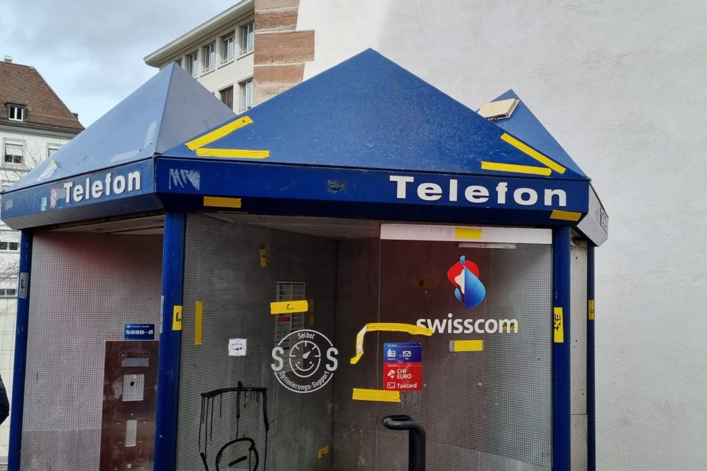 Jetzt wird die alte Telefonkabine am Barfi wieder aufgebaut