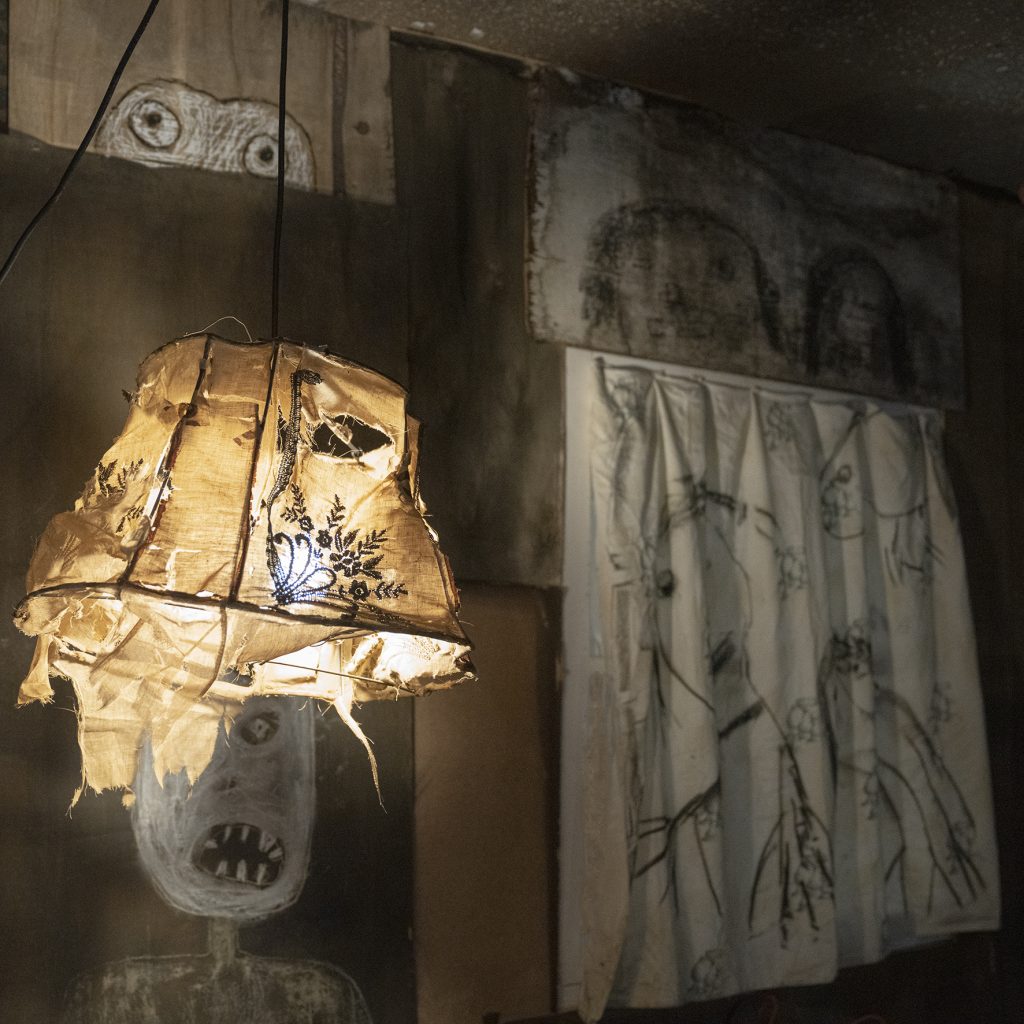 Roger Ballens Hütte des Grauens im Museum Tinguely Basel