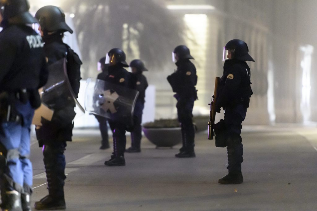 Zwei Polizeiangehörige bei unbewilligter Demo in Bern verletzt