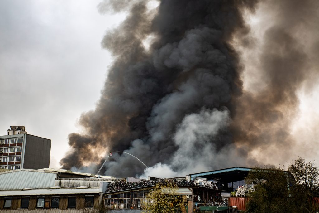 Grossbrand in Hamburg immer noch nicht gelöscht