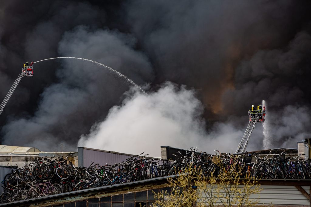 Grossbrand in Hamburg immer noch nicht gelöscht
