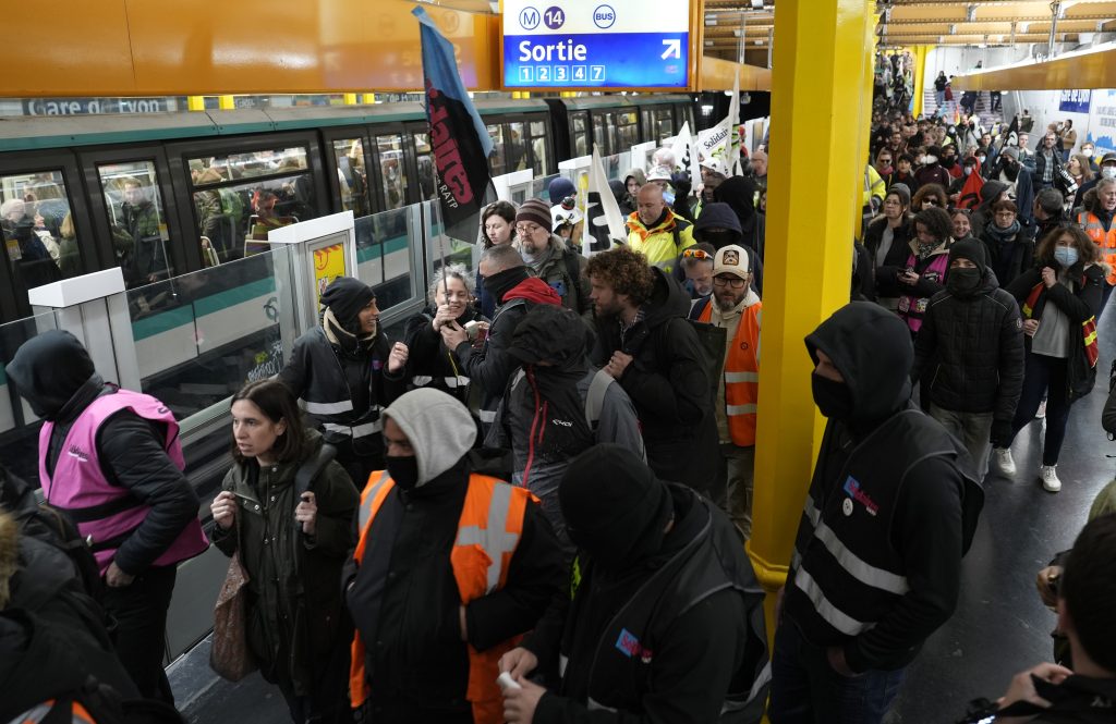 Menschen in Frankreich gehen erneut gegen Rentenreform auf die Strasse