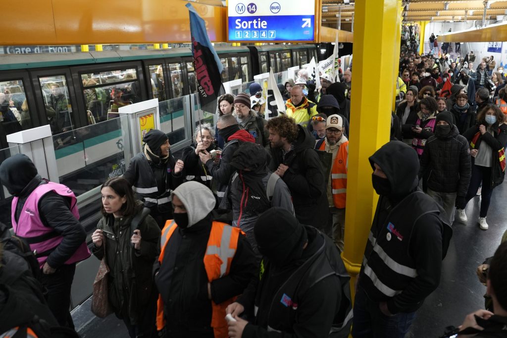 Menschen in Frankreich gehen erneut gegen Rentenreform auf die Strasse