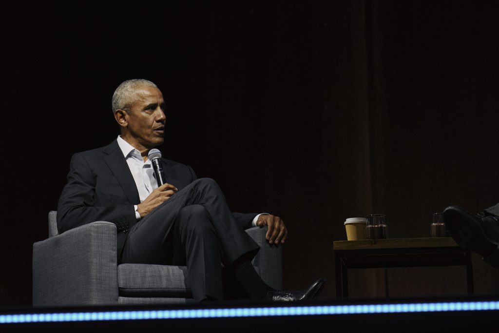 Gut gelaunter Barack Obama wird im Hallenstadion gefeiert