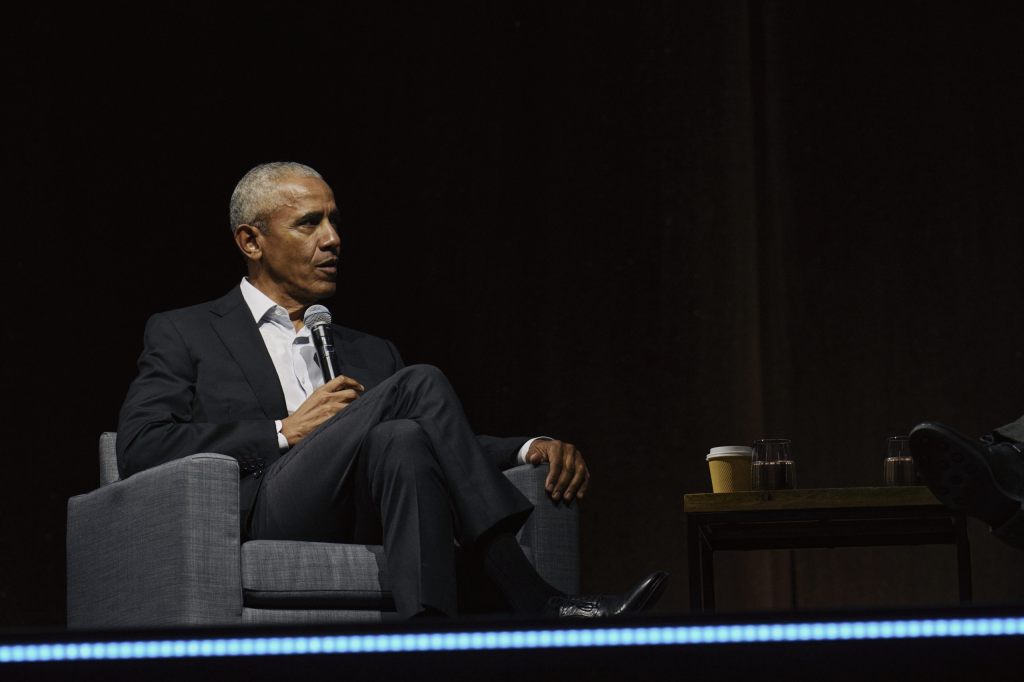 Gut gelaunter Barack Obama wird im Hallenstadion gefeiert