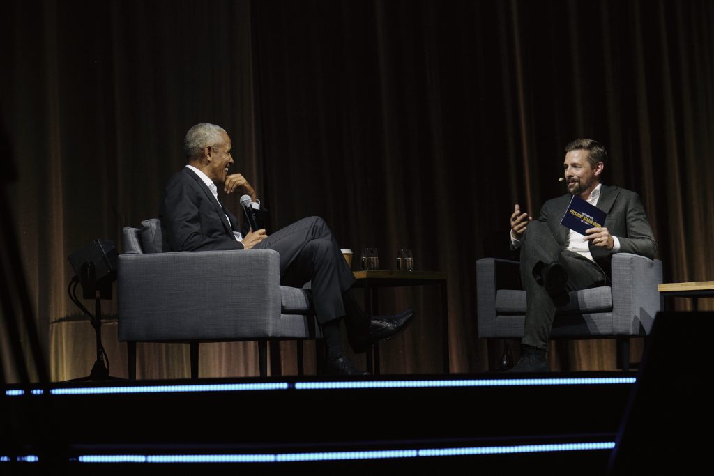 Gut gelaunter Barack Obama wird im Hallenstadion gefeiert