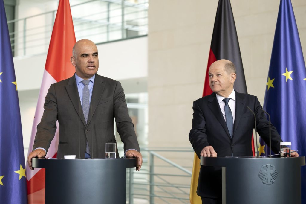 Berset verteidigt in Berlin Weitergabeverbot für Kriegsmaterial