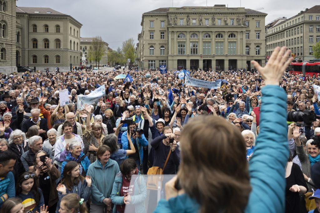 Nach 224 Kilometer langem Marsch: Klimaaktivistinnen werden in Bern empfangen