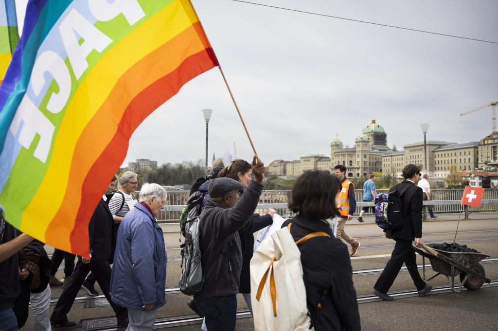 Am Ostermarsch fordern die Teilnehmenden «Geld für Frieden»