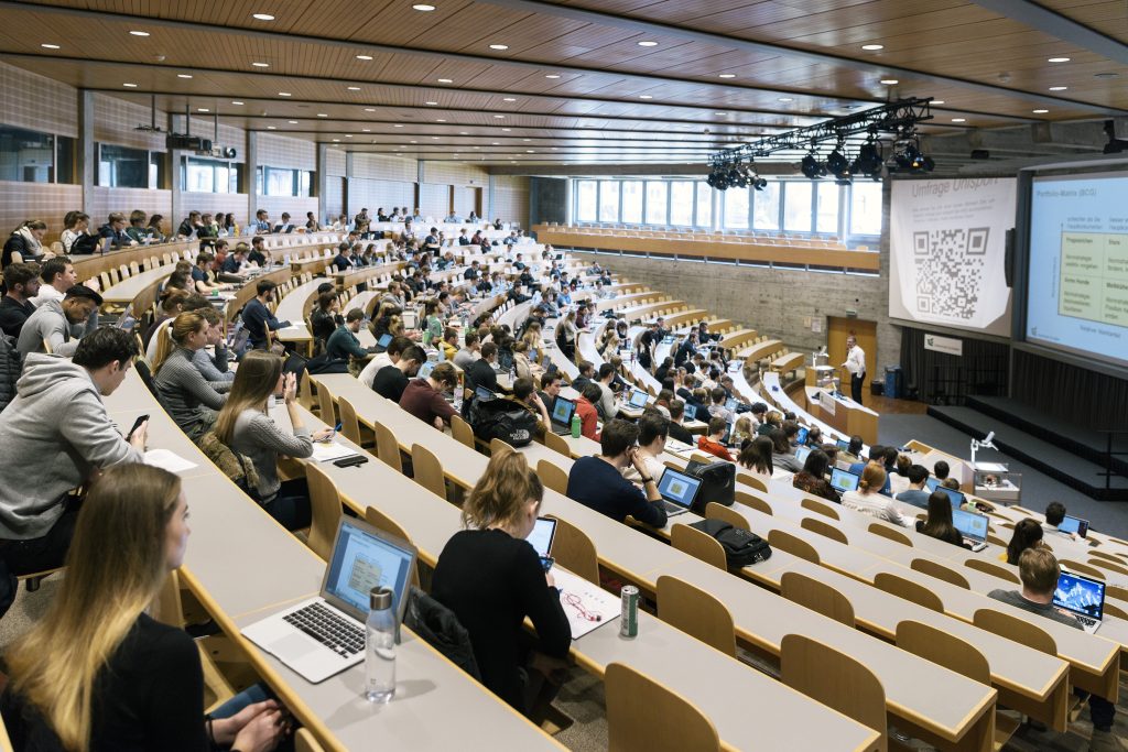 Wer lange studiert soll später in Rente – Nationalrat prüft neues AHV-Modell