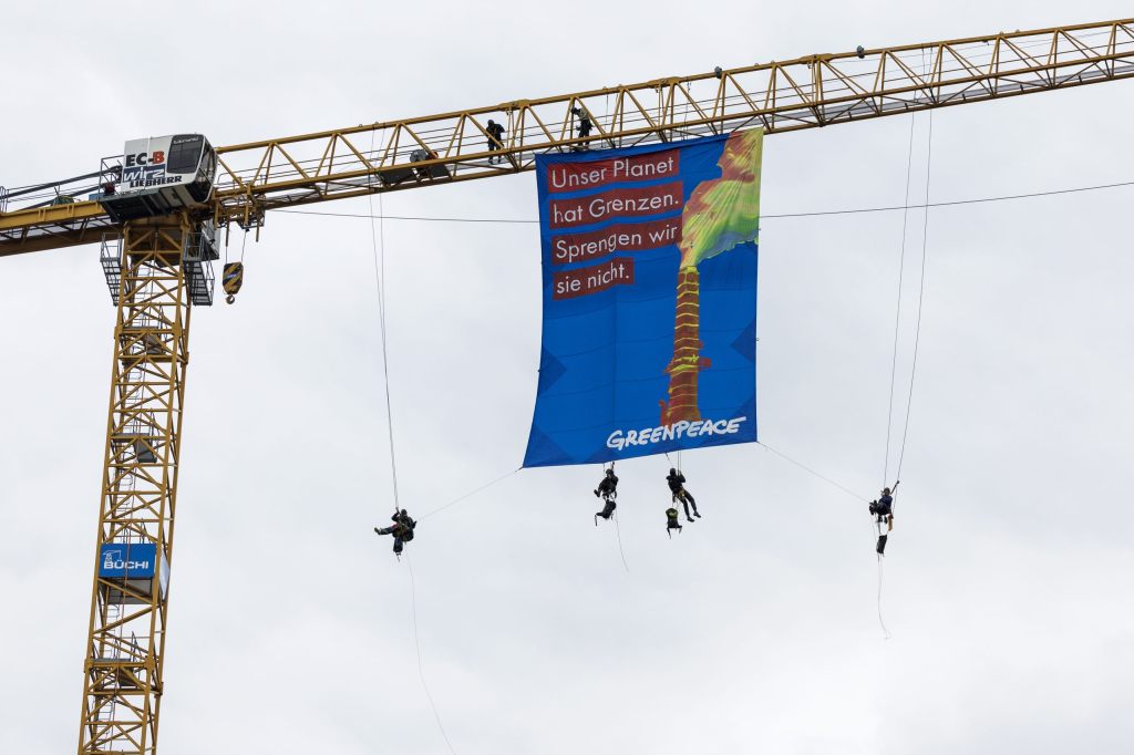 Greenpeace-Aktivisten klettern auf Baukran beim Bundesplatz