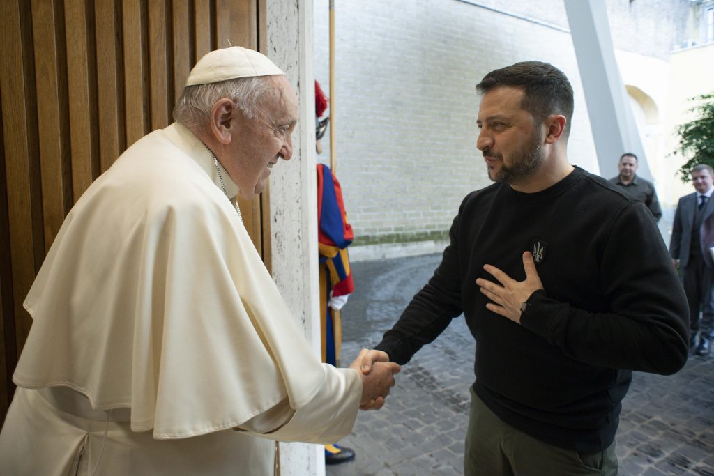 Ukraine: Italien verspricht Waffen und Papst bittet um Frieden