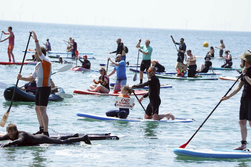 Britische «Surfer» protestieren gegen ungefiltertes Abwasser im Meer