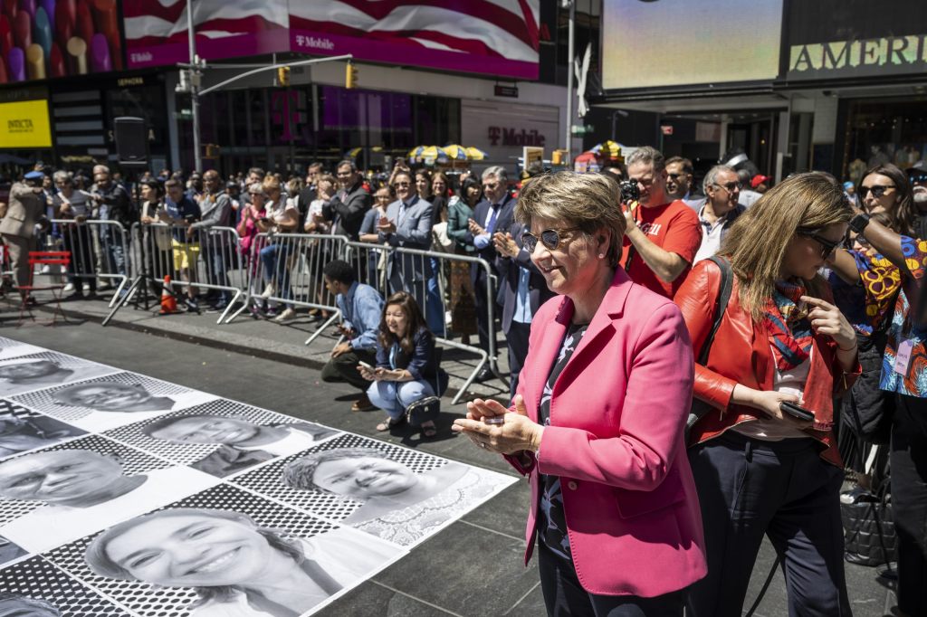 Amherd wirbt auf New Yorker Times Square für den Frieden