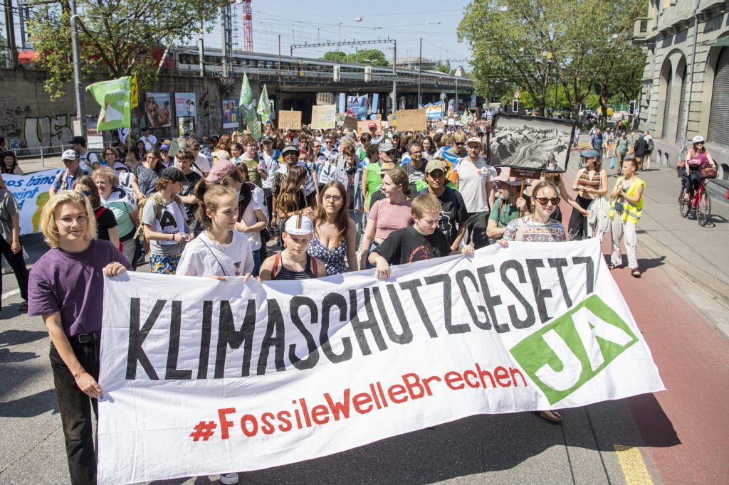 Hunderte Menschen demonstrieren in Bern für das Klimaschutzgesetz