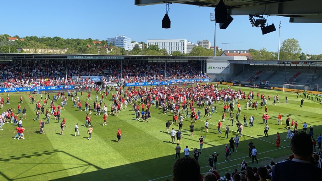 Doch kein Aufstieg: Wiesbaden-Fans stürmen den Platz umsonst