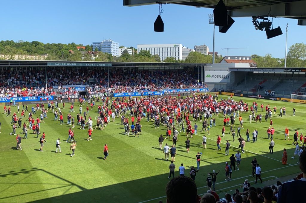 Doch kein Aufstieg: Wiesbaden-Fans stürmen den Platz umsonst