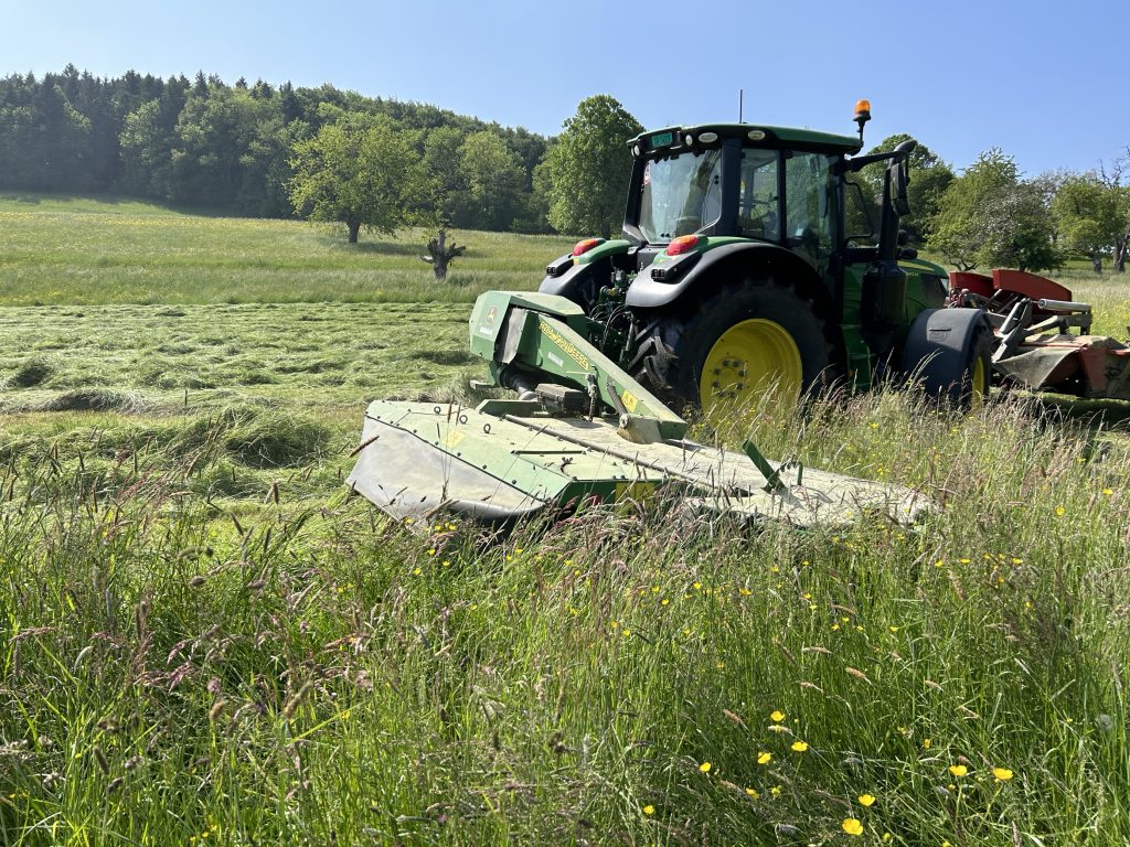 Freiwillige der Rehkitz-Rettung sind im Dauereinsatz