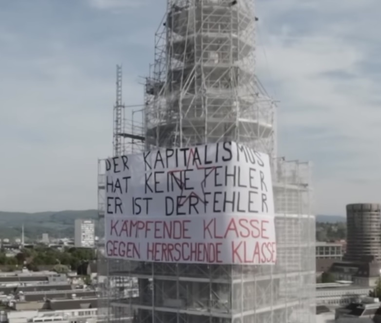 Eine Woche nach Einkesselung: «Aufbau Basel» bringt grosses Transparent an Elisabethenkirche an