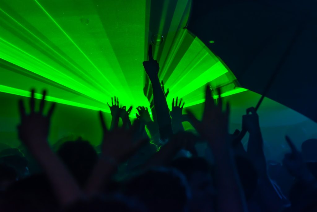 Zehntausende feiern an illegalem Techno-Festival in Frankreich